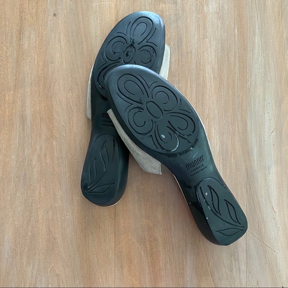 Munro size 10.5 sparkly tan slip on sandals Slides - Picture 5 of 7